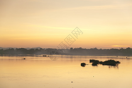 2012年12月1日 黎明时湄公河 有金太阳和渔船钓鱼传统太阳背景图片