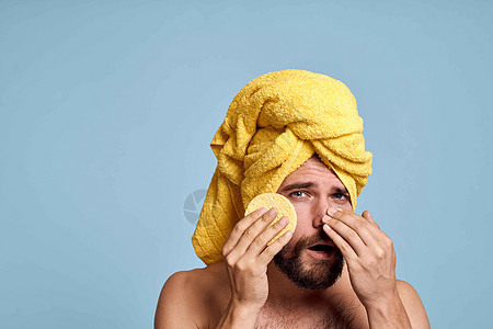 一个头戴黄色毛巾的男人流浪汉裸露的肩膀干净的皮肤正在洗澡微笑成人卫生奶油剃须眼睛头发男生浴室温泉图片