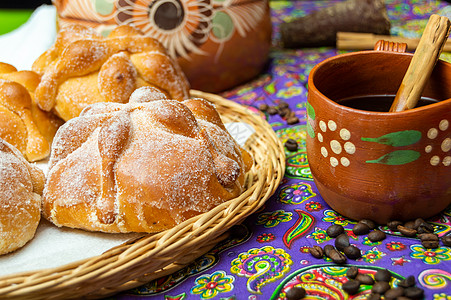 墨西哥传统的死者面包 潘德穆尔托面条 加咖啡颅骨喜庆庆典糕点仪式文化派对肉桂黏土平底锅图片