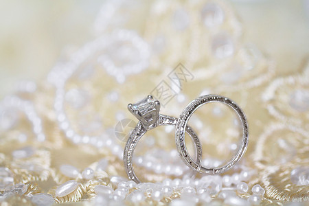 钻石婚礼和订婚戒指组织纪念日奢华珠宝誓言宝石水晶蕾丝金子周年财富图片