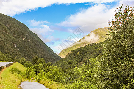 美丽的潮湿道路 山地云雾般的挪威天空明信片旅游蓝色假期街道维肯人行道冒险农村森林图片