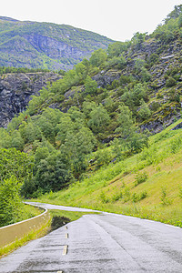 美丽的潮湿道路 山地景观挪威图片