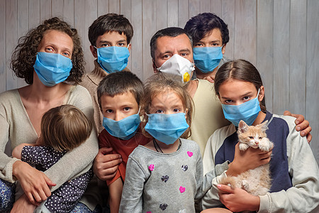 戴着防护面具的大家庭看着镜头 预防 covid 感染 病毒 流行病 流行病 感染预防和控制概念 戴面具的大家庭面孔的肖像图片