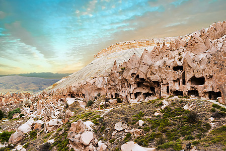 土耳其卡帕多西亚Celve山谷的洞穴锥体博物馆旅行砂岩干旱石头侵蚀编队山脉牙齿图片