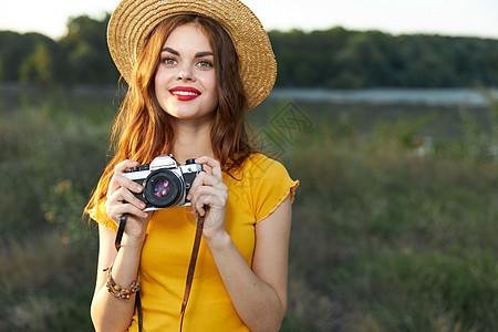 自然界的漂亮女摄影师笑着红嘴唇图片