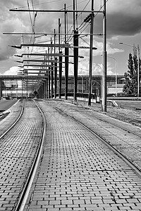 波兹南市输油管上的铁轨和电路牵引图片