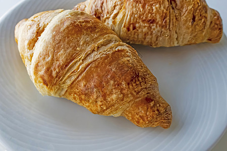 法兰西国家食品角面包 在白色盘子上脆皮餐厅羊角糕点美食黄油小吃早餐咖啡店木头图片