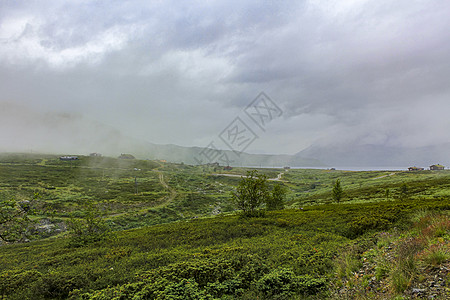 挪威风景布满雾云 悬崖上还有木屋小木屋远足薄雾爬坡全景旅行岩石天气小屋山脉图片