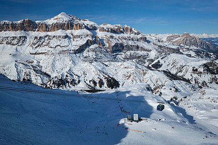 意大利多洛米特滑雪度假胜地娱乐陆运季节踪迹缆车土地山脉运动滑雪者高山背景图片