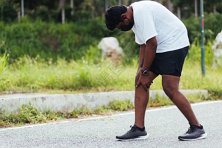 黑人男子戴手表 握住膝盖痛骨关节炎运动运动员肌肉韧带短裤痛苦身体女性阳光图片