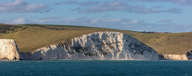 英国韦茅斯湾白色悬崖的美丽全景 美丽的蓝色天空作为背景图片