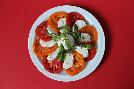 精心设计的蔬菜沙拉 配有西红柿和奶酪 外观或背景图片