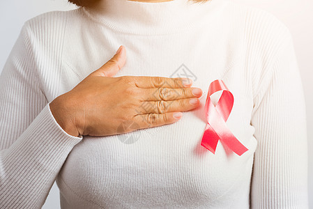 女人穿白衬衫 有粉红乳癌认识肋骨帮助乳腺药品摄影活动考试丝带外科海报女士图片