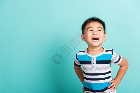 可爱的小男孩的亚洲肖像 他笑着笑着笑着开心的脸喜悦幸福婴儿儿童男性惊喜白色孩子们童年蓝色图片