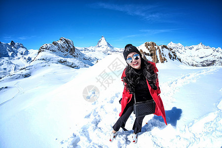 年轻女旅游者看到雪山的美丽景色h假期衣服旅游女孩旅行首脑风景蓝色高山全景图片