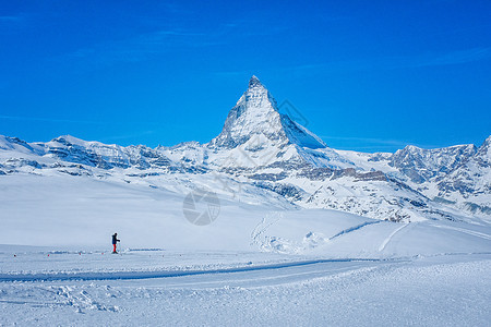 天空人看到雪山的美丽景色 泽尔玛图片
