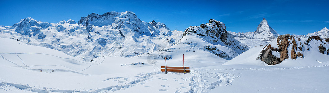 雪山多角峰的全景美丽的观景板图片