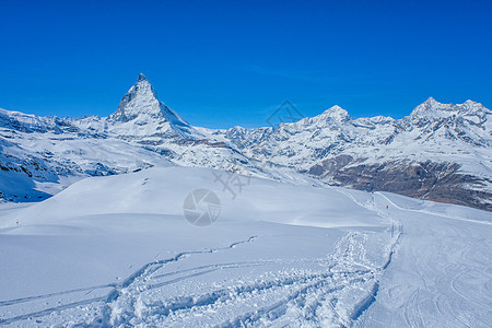 雪山多角山峰 泽尔马Zerma游客冰川滑雪远足旅行高度蓝色地标岩石首脑图片