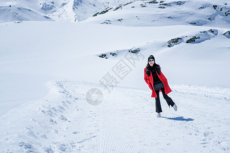 年轻女旅游者看到雪山的美丽景色h晴天冰川游客地标风景高度天空全景旅游蓝色图片