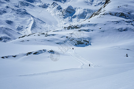 在雪山上行走的旅游者 瑞士泽尔马特图片