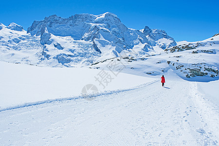 年轻女旅游者看到雪山的美丽景色h高度滑雪旅行首脑全景高山女孩顶峰女士晴天图片