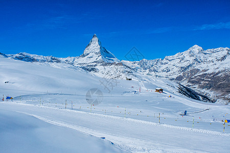 雪山多角山峰 泽尔马Zerma地标天空冰川晴天游客全景蓝色风景高山滑雪图片