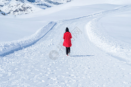 青年女旅游者在雪山中行走 泽西马多霍山峰假期高山全景高度地标旅游女士风景滑雪晴天图片