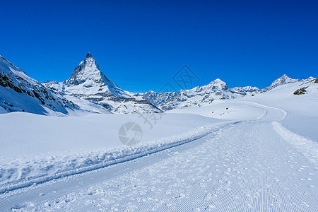 雪山多角山峰 泽尔马Zerma地标旅行旅游晴天首脑高度岩石全景游客顶峰图片