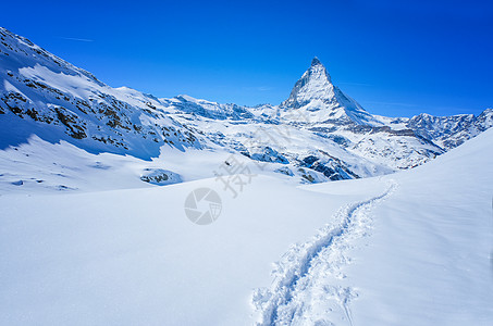 采尔马特雪山多角山峰 泽尔马Zerma顶峰蓝色地标远足旅游游客岩石全景天空高山背景