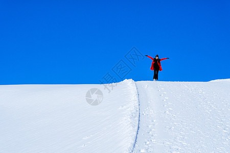 青年女旅游者在雪山中行走 泽西马多霍山峰旅游地标蓝色旅行假期晴天风景游客顶峰首脑图片