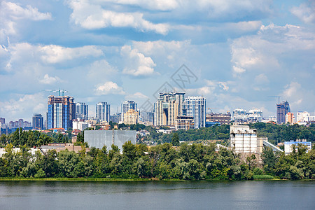 基辅的美丽城市景色与第尼普罗河 银行上的工业综合体和地平线上的新高楼建筑图片