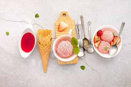 在混凝土b上安装白碗的草莓冰淇淋口味奶制品奶昔圣代冰淇淋食谱餐饮味道水果烹饪牛奶图片