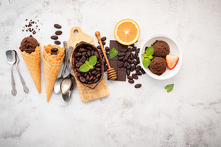 巧克力冰淇淋口味加黑巧克力和咖啡汁产品小吃糕点味道香草情调宏观锥体甜点牛奶图片