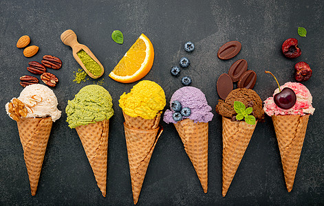 各种冰淇淋口味的甜筒蓝莓 绿茶 辣椒味道营养糕点食物奶油浆果热带奶制品奇异果晶圆图片