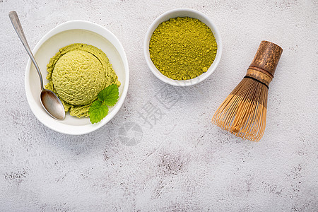 Matcha 绿色茶茶冰淇淋和火辣胡须梳子味道圣代奶制品芳香情调食物锥体奶油甜点绿茶背景图片
