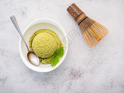 Matcha 绿色茶茶冰淇淋和火辣胡须梳子甜点粉末圣代食物芳香抹茶美食异国情调锥体背景图片