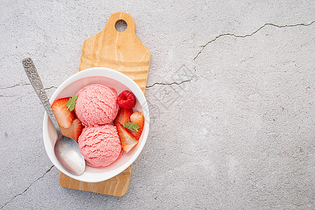 在混凝土b上安装白碗的草莓冰淇淋口味烹饪覆盆子奶油餐饮焦糖奶制品味道牛奶圣代菜单图片