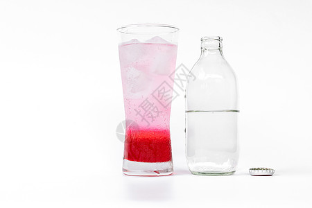 混合苏打水和苏打水瓶的红花蜜玻璃杯汽水瓶瓶装饮料液体玻璃工作室产品塑料气泡饮食图片