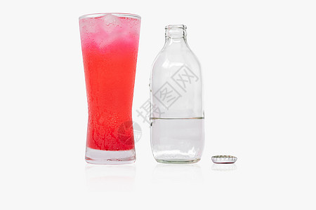 混合苏打水和苏打水瓶的红花蜜玻璃杯饮料液体玻璃包装反射矿物工作室瓶子气泡瓶装图片