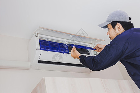 穿蓝制服的空调修理员检查修理工工人冷却男性灰尘安装房子技术员状况图片