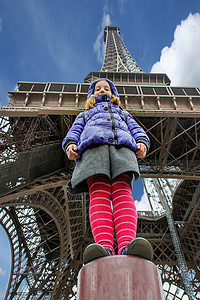 一个女孩在艾菲尔铁塔的背景下 穿着蓝色夹克背景