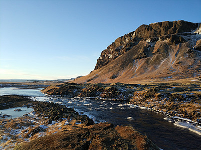 冰岛冬季的山地景色令人惊叹 一条有瀑布的河流 自然油漆假期溪流旅行石头冒险风景岩石峡谷悬崖火山图片