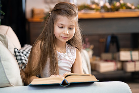一个小女孩正在读一本有意思的书 儿童教育和闲暇日托会学习学校快乐沙发故事房子女性幼儿园房间知识图片