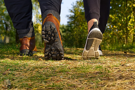 在秋天的松树林里徒步旅行的人 男靴在阳光明媚的日子在树林里散步 远足概念 户外生活方式远足者靴子树木小路森林踪迹人行道运动活动冒图片