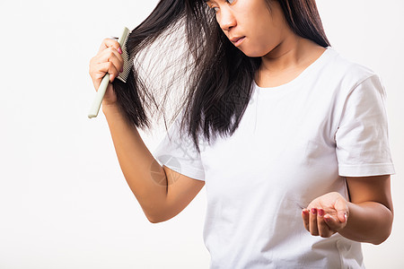 女人的弱发问题她用梳子发刷刷她的头发秃头药品贫血女性成人治疗癌症女士压力脱发图片