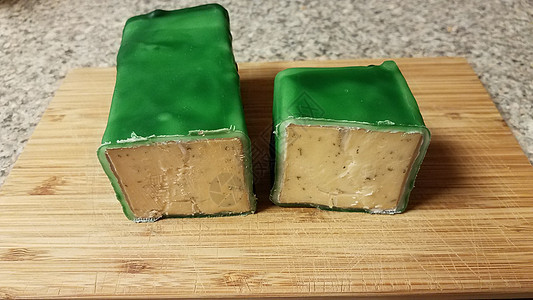 在木材切割板上以绿蜡密封的切干酪包裹小吃食物木头砧板木板蜡质午餐绿色图片