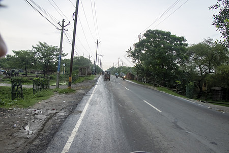 夏季荒废道路和绿林地景色图片