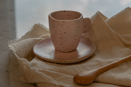 用木勺手工制成的粉色陶瓷杯图片