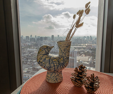 鲜花在美丽的陶瓷蓝色花瓶里 用两p手工制成热情陶器房间干花玻璃制品城市桌子叶子潮人图片