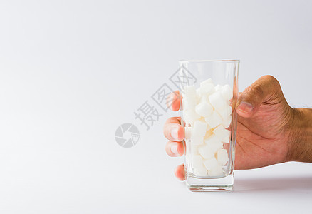 手握在玻璃杯上 满满是白糖的立方体水晶饮食苏打宏观活力工作室食物化合物女士团体图片